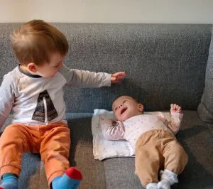 Guía rápida para manejar los celos entre hermanos.